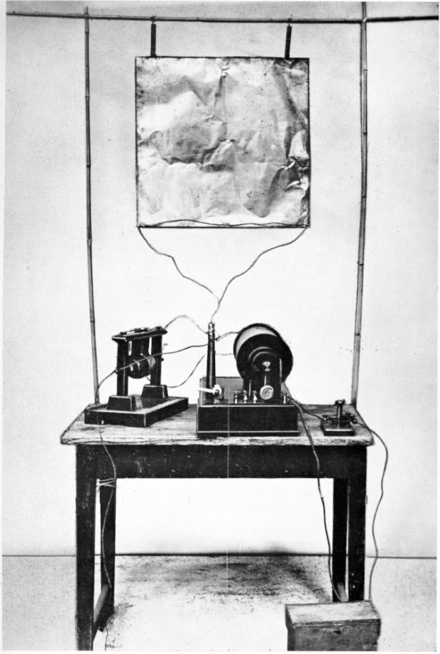 Petite table avec du matériel radio et des fils.