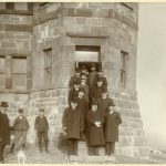 Marconi et ses assistants avec le Conseil des ministres de Terre-Neuve, se tenant à l’extérieur de la tour Cabot