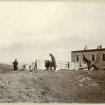 Les assistants de Marconi préparant le cerf-volant à la tour Cabot.