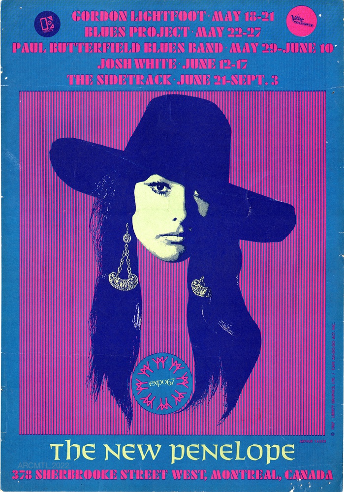 Affiche psychédélique annonçant des concerts au New Penelope. Fond bleu avec des lettres roses en haut, détaillant les spectacles et les dates. En dessous, un fond rayé bleu et rose avec, au centre, une femme aux cheveux longs, un chapeau de cow-boy et des boucles d'oreilles pendantes, ainsi que le logo de l'Expo 67. Le nom de la salle en blanc et l'adresse en rose en bas.