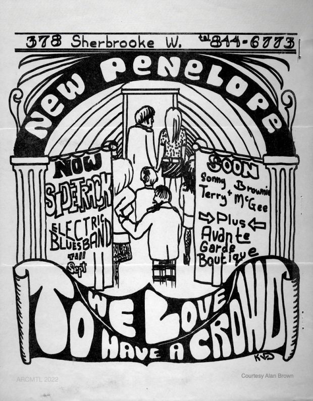 Enseigne peinte à la main en noir et blanc représentant des personnes se dirigeant vers une porte située sous une arche dans laquelle le nom New Penelope est épelé. Au bas de l'enseigne, on peut lire en grandes lettres arrondies : We love to have a crowd (Nous aimons avoir du monde).