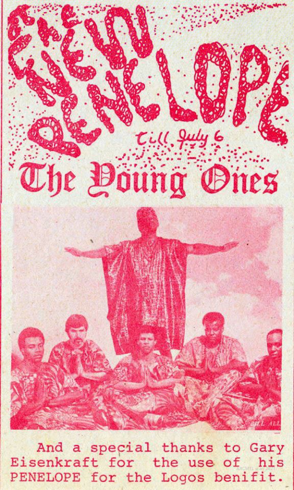 Publicité pour un concert des Young Ones au New Penelope, imprimée à l'encre rose sur papier blanc, représentant les membres du groupe assis et en train de prier, l'un d'entre eux se tenant debout à l'arrière-plan, les bras tendus. Court texte sous l'image au bas de la publicité