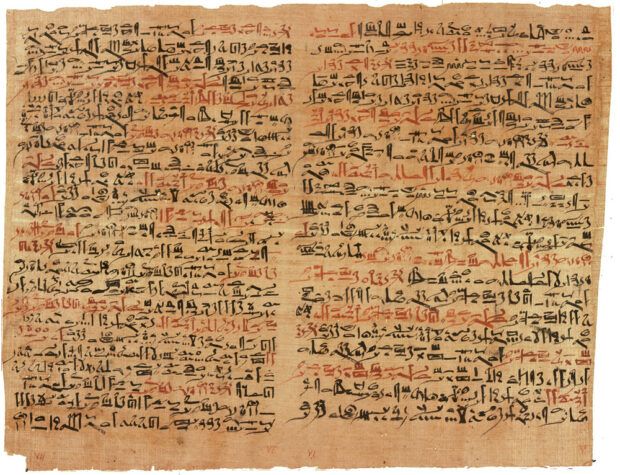 Parchemin en papyrus sur lequel du texte est écrit en hiératique, une simplification des caractères hiéroglyphiques égyptiens. Certains passages sont écrits à l’encre noir et d’autres à l’encre rouge. 