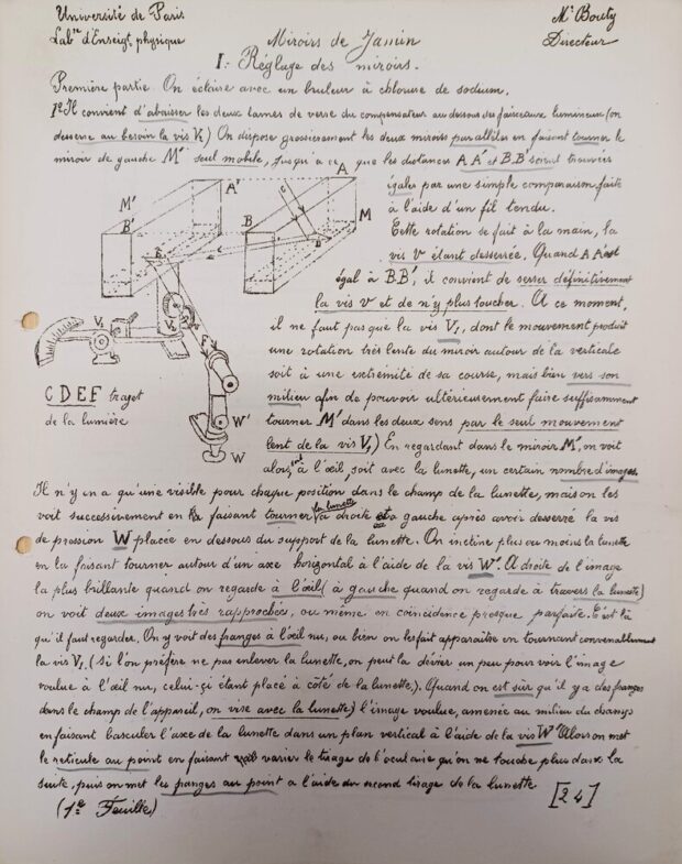 Page de note de cours sur papier blanc. La majorité de la page est couverte d'inscriptions manuscrites qui traitent de physique des miroirs. En haut à gauche se trouve un dessin d’un modèle des appareils et de leur placement pour l’expérience. 