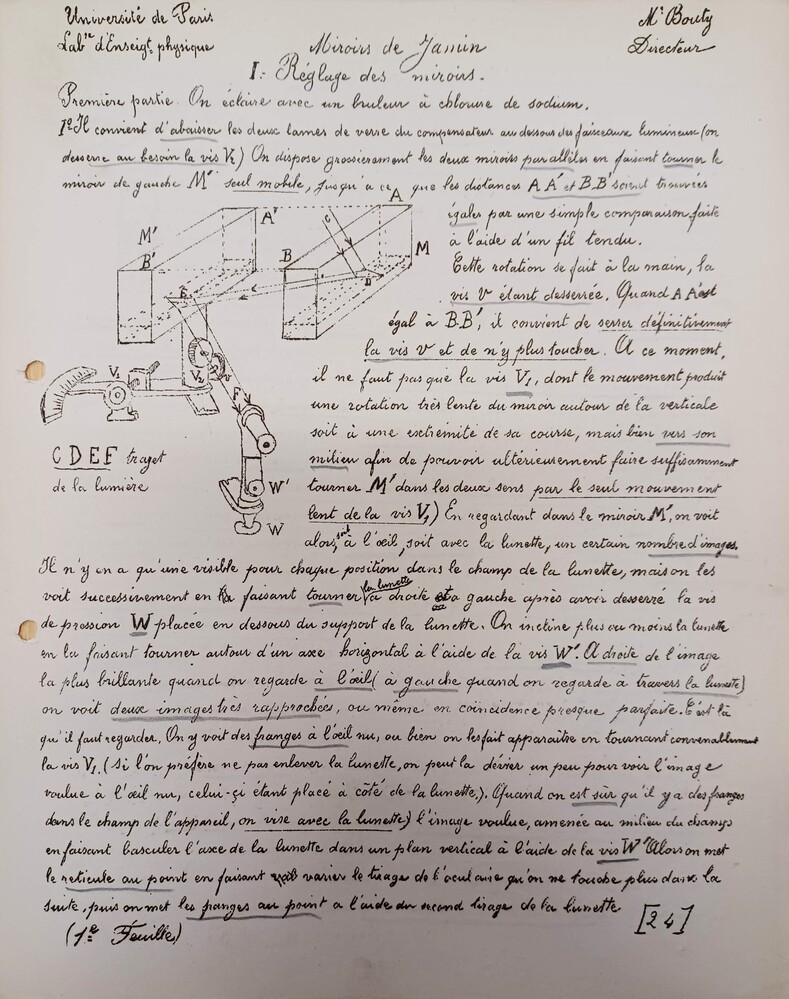 Page de note de cours sur papier blanc. La majorité de la page est couverte d'inscriptions manuscrites qui traitent de physique des miroirs. En haut à gauche se trouve un dessin d’un modèle des appareils et de leur placement pour l’expérience. 