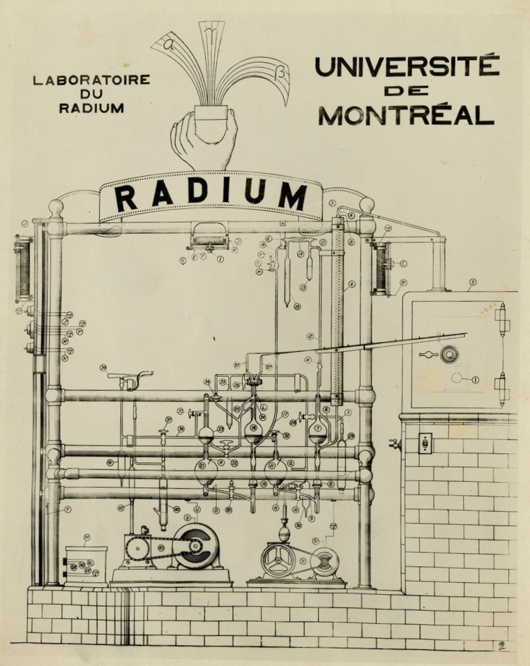 Affiche représentant une machine complexe de tubes et d'alambics chapeautée par le sigle du laboratoire. Le tout est présenté comme un dessin technique en noir sur blanc. 