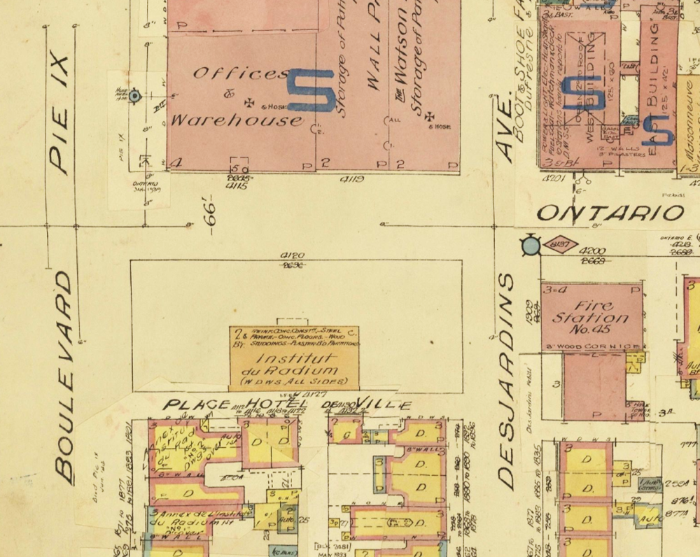 Plan avec plusieurs inscriptions, comme le nom des artères Ontario, Desjardins, Pie-IX, Place Hôtel de ville. Au centre du plan se trouve un rectangle coloré indiquant «Institut du Radium» qui représente la forme approximative du bâtiment et les informations pertinentes sur sa construction dont le nombre d’étages et de fenêtres. 