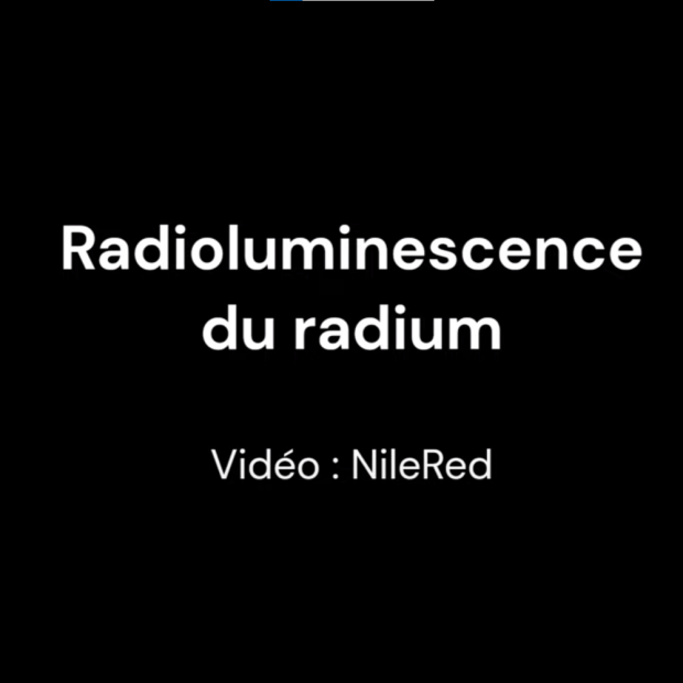 Titre en blanc sur noir indiquant «Radioluminescence du radium ». Il est suivi de la source « Vidéo : NileRed ».