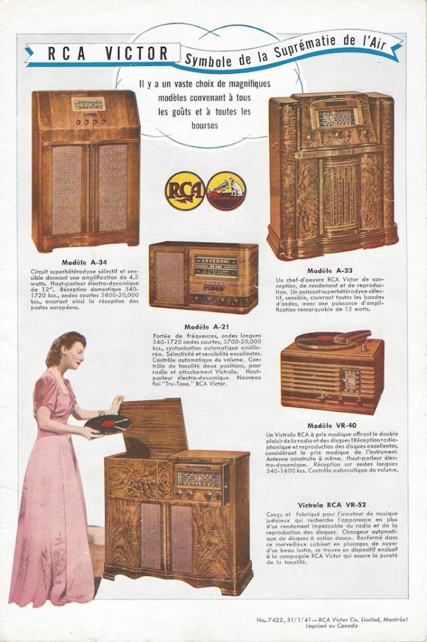 Publicité de cinq radios RCA Victor de tailles différentes. À côté des blocs de texte, nous voyons une femme debout dans une longue robe de soie rose positionnée dans le coin inférieur gauche de la page.