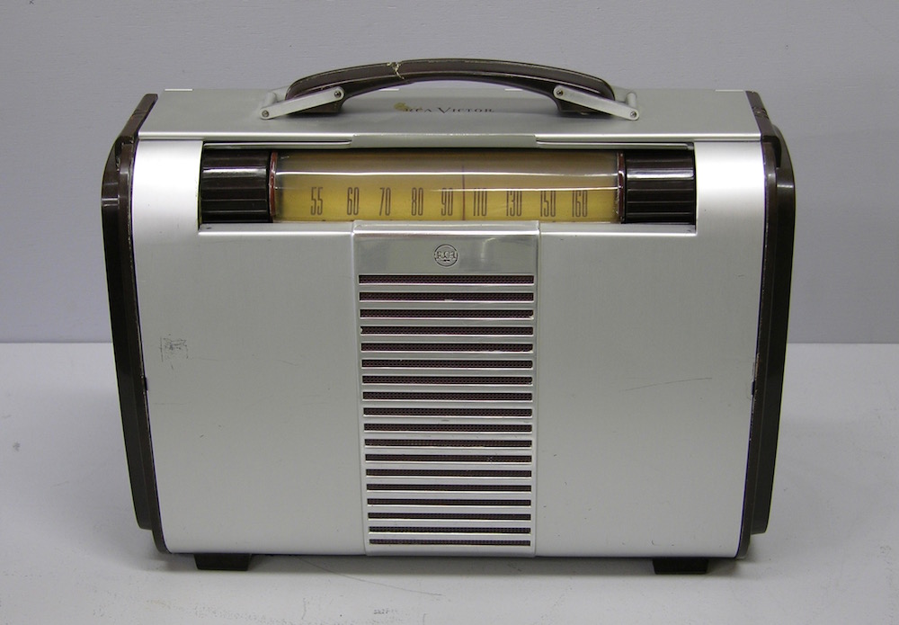 La radio à tube portable BP-6A, fabriquée par RCA Victor en 1949-50. Souvent appelée radio boîte à lunch en raison de sa poignée et de sa forme rectangulaire.