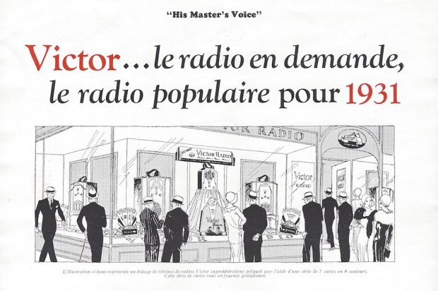 Le texte sur la page comporte des mots surlignés en rouge. L’illustration en noir et blanc montre des acheteurs regardant des radios dans la vitrine d’un grand magasin.