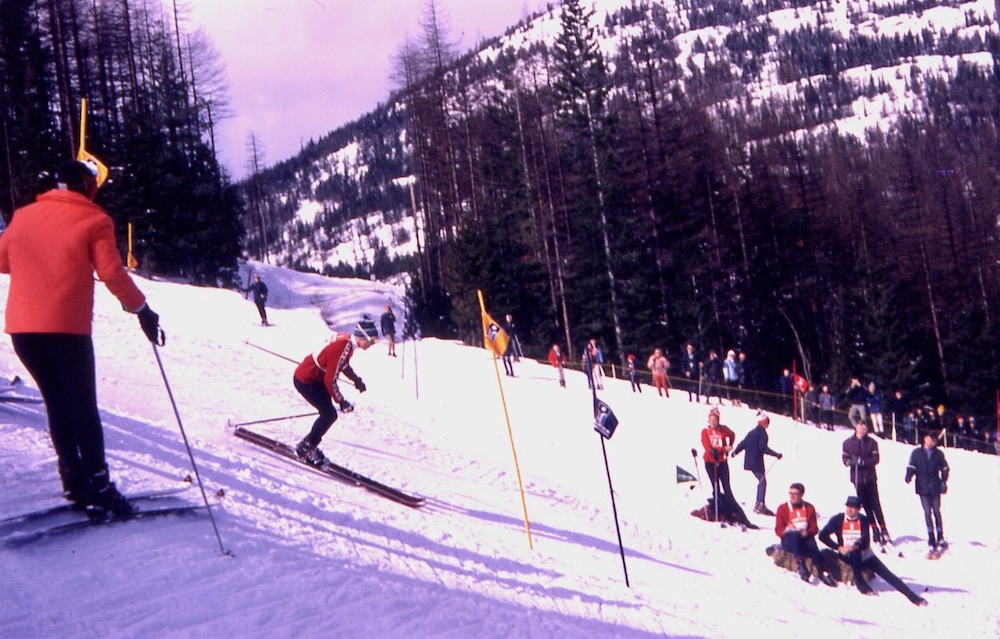 Skieur sur le point de passer deux portes sous les yeux de spectateurs.