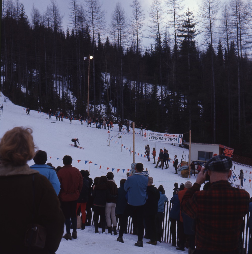 Foule de spectateurs regardant une course de ski.