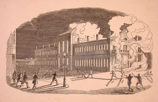 Gravure sur bois montrant le parlement de Montréal en flammes et une foule dans la rue qui lance des roches dans les fenêtres.