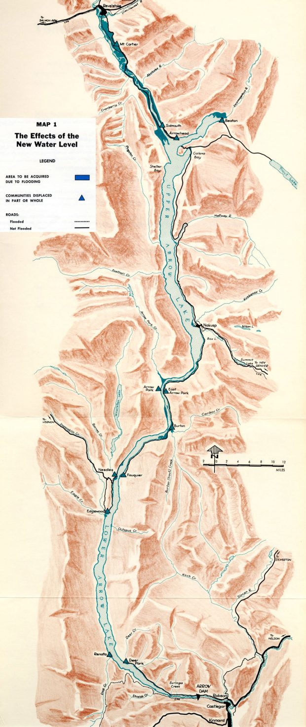 Carte orange-pêche du projet de réservoir des lacs Arrow. La légende montre les symboles des « zones à acquérir en raison des inondations », des « communautés déplacées en partie ou en totalité », et des routes inondées et non inondées.