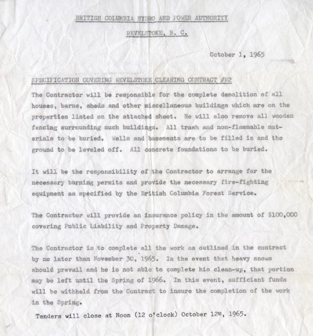 Un morceau de papier froissé de la British Columbia Hydro and Power Authority intitulé « Specification Covering Revelstoke Clearing Contract (Spécification sur le contract de défrichement de Revelstoke) ». On y trouve des paragraphes expliquant les conditions du défrichement et les responsabilités du contractuel.