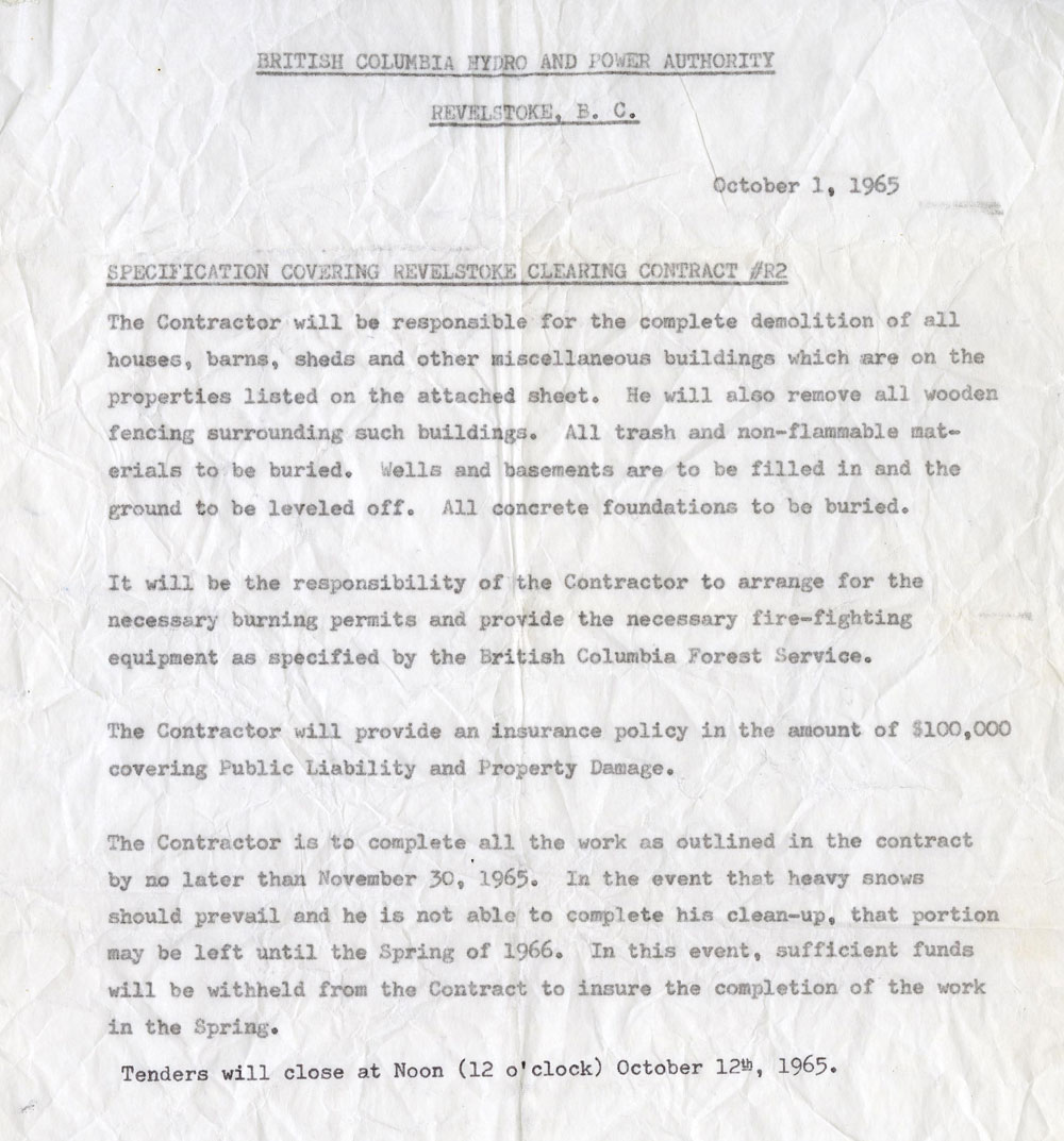 Un morceau de papier froissé de la British Columbia Hydro and Power Authority intitulé « Specification Covering Revelstoke Clearing Contract (Spécification sur le contract de défrichement de Revelstoke) ». On y trouve des paragraphes expliquant les conditions du défrichement et les responsabilités du contractuel.