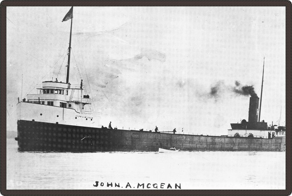 Photo en noir et blanc d’un long bateau à vapeur