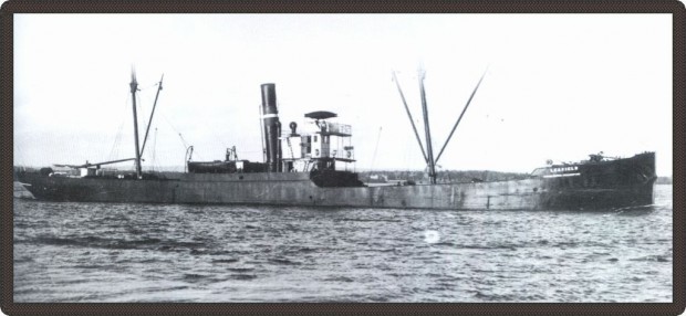 Photo en noir et blanc d’un long bateau