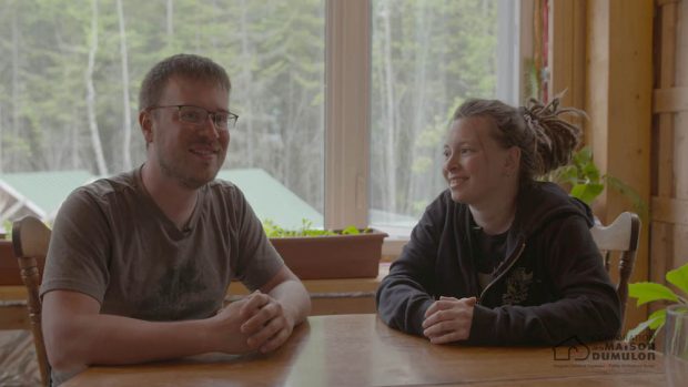 Prise de vue intérieure d'un homme et d'une femmes souriante, autour d'une table.