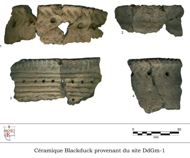 Planche montrant les pièces restantes de quatre vases en céramique, décorées de motifs variés.