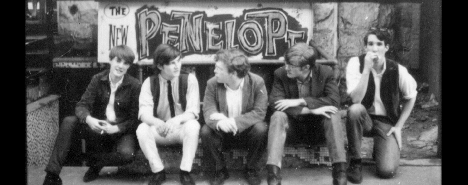 The Sidetrack, groupe populaire des années 60, devant le New Penelope sur rue Stanley. Extrait de la planche contact.