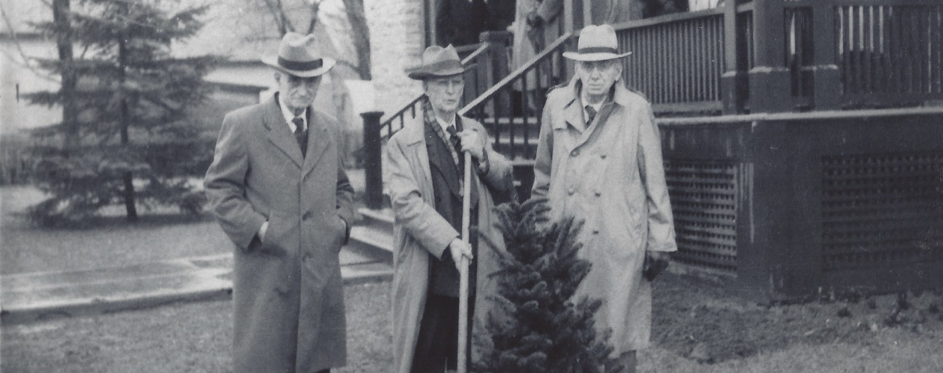 Photographie en noir et blanc d’une cérémonie de plantation d’arbre à l’hôpital Rosamond Memorial avec docteur Dunn, docteur Metcalfe et docteur Kelly.